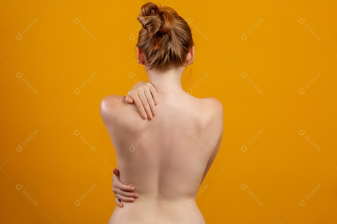 Linda ruiva. Creme hidratante ou primer facial