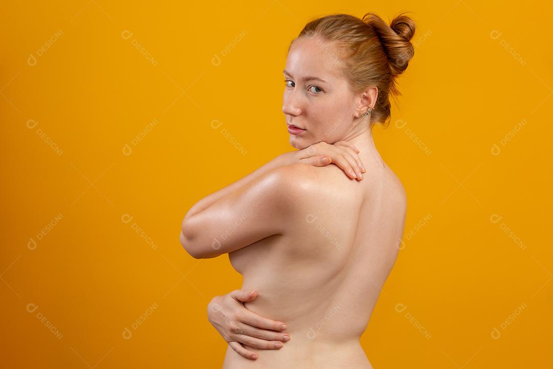 Linda ruiva. Creme hidratante ou primer facial