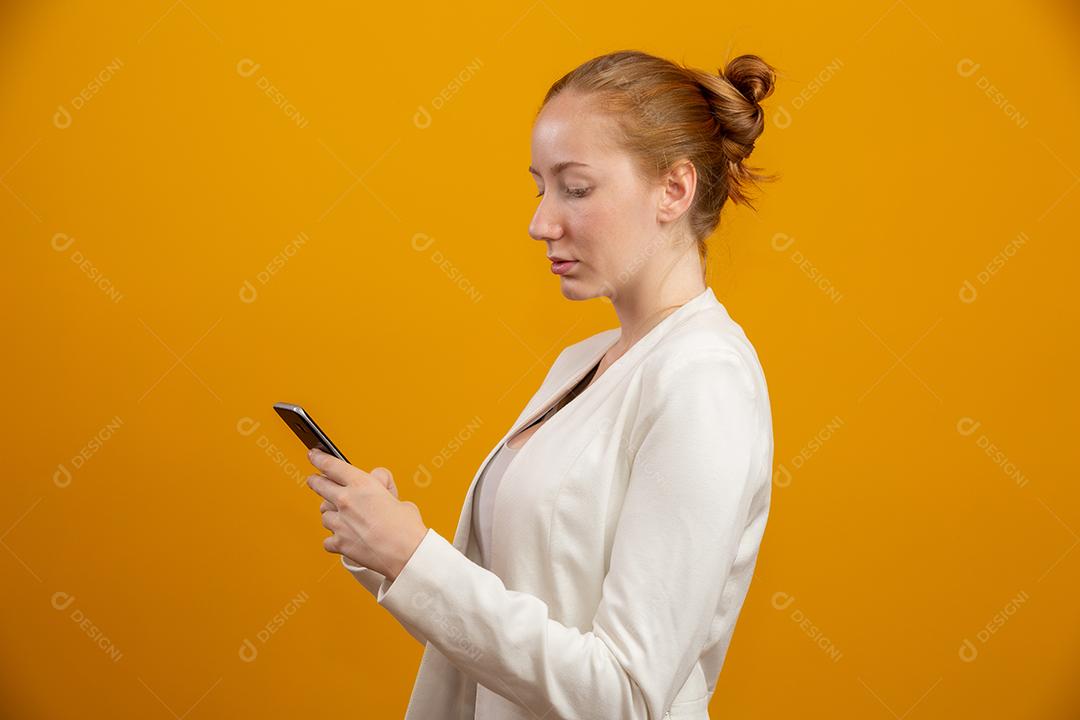 Jovem, confiante, bem sucedido e belo negócio woma ruiva