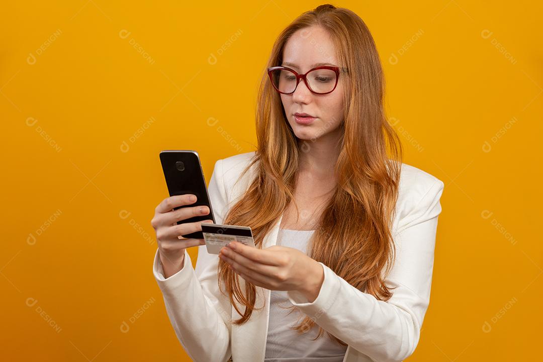 Jovem, confiante, bem sucedido e belo negócio woma ruiva