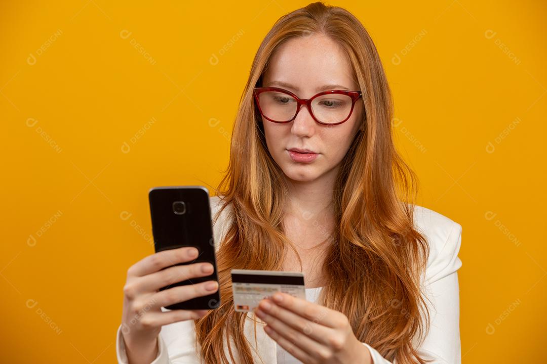 Jovem, confiante, bem sucedido e belo negócio woma ruiva