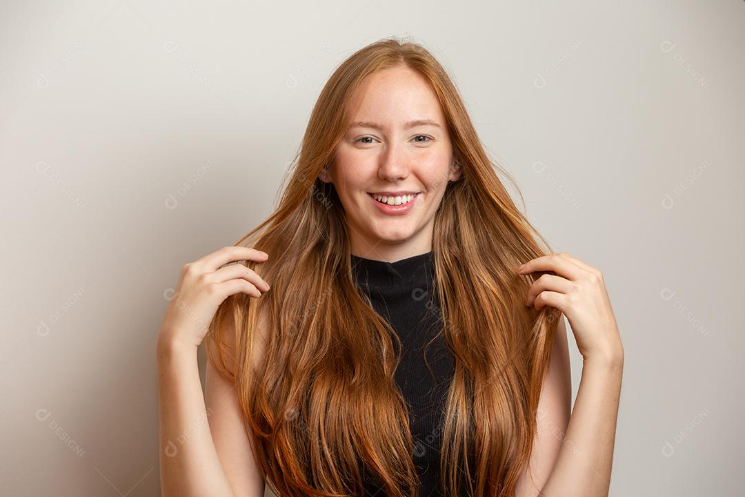 Retrato de linda menina ruiva alegre sorrindo rindo