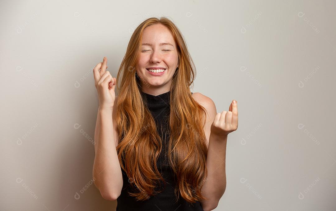 Eu tenho que ganhar. Alegre jovem ruiva fêmea aperta dentes, levantar