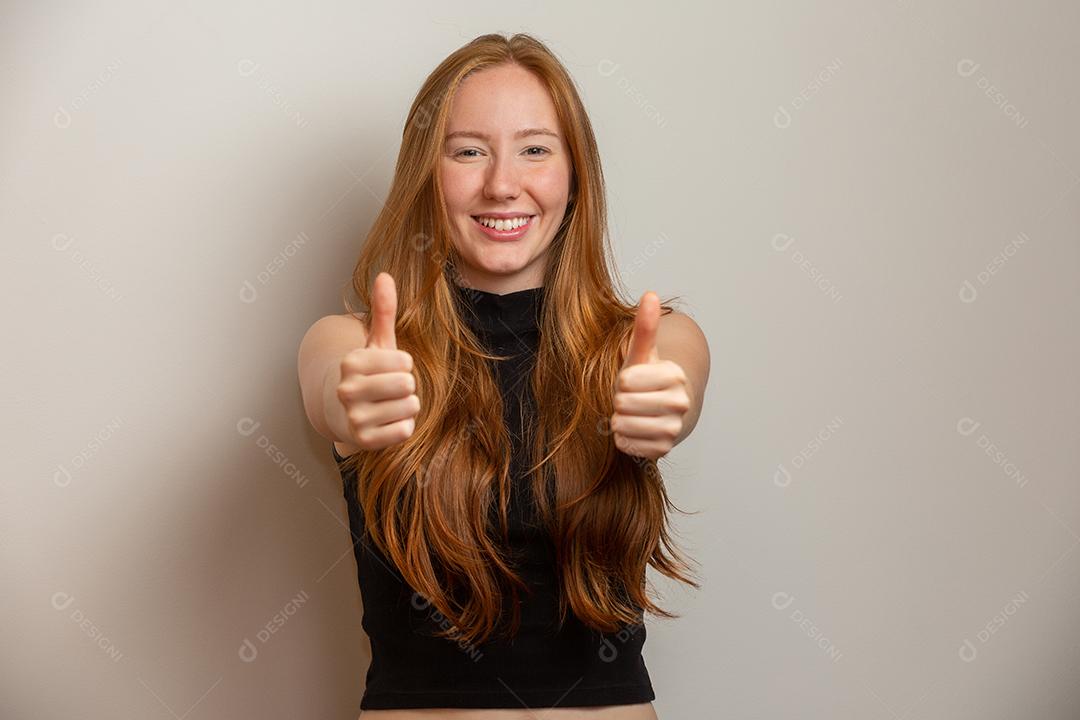 Feche-se foto de senhora raposa bonita levantando o polegar para cima expressando