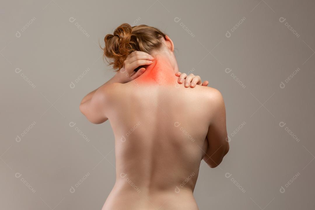 Mulher ruiva cansada sentindo dor no pescoço, massageando os músculos tensos. dor nas costas e vista lombar.