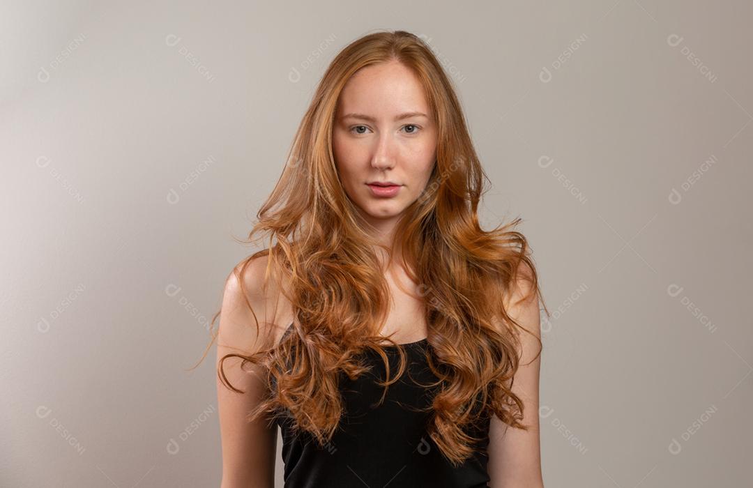 Retrato de linda ruiva alegre sorrindo rindo olhando para a câmera sobre fundo branco.