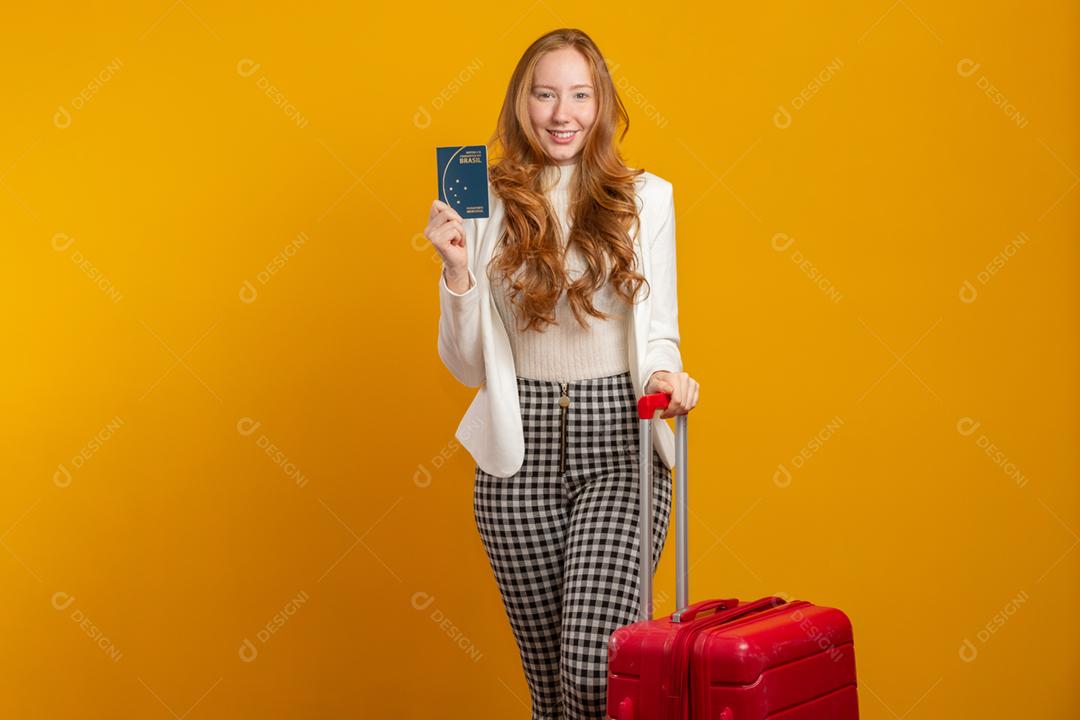 Linda ruiva de cabelos cacheados em viagens. Próxima viagem. Garota segurando passaporte brasileiro. Em amarelo.