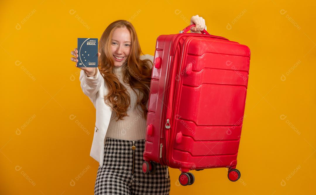 Linda ruiva de cabelos cacheados em viagens. Próxima viagem. Garota segurando passaporte brasileiro. Em amarelo.