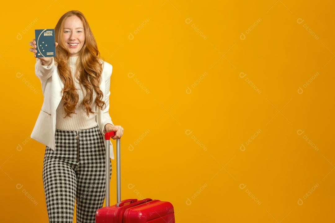 Linda ruiva de cabelos cacheados em viagens. Próxima viagem. Garota segurando passaporte brasileiro. Em amarelo.