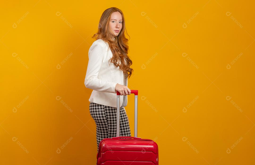 Linda ruiva de cabelos cacheados em viagens. Próxima viagem. Mala de viagem. Em amarelo.
