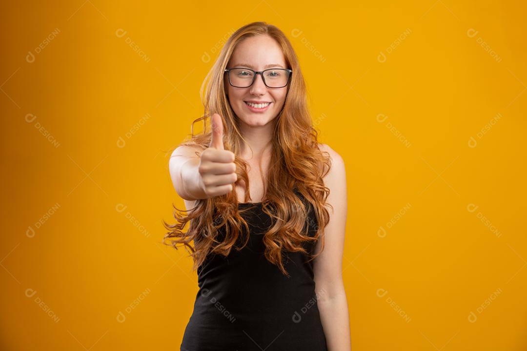 Mulher jovem e bonita ruiva com cabelo encaracolado feliz com seus óculos. Conceito de cuidados com os olhos