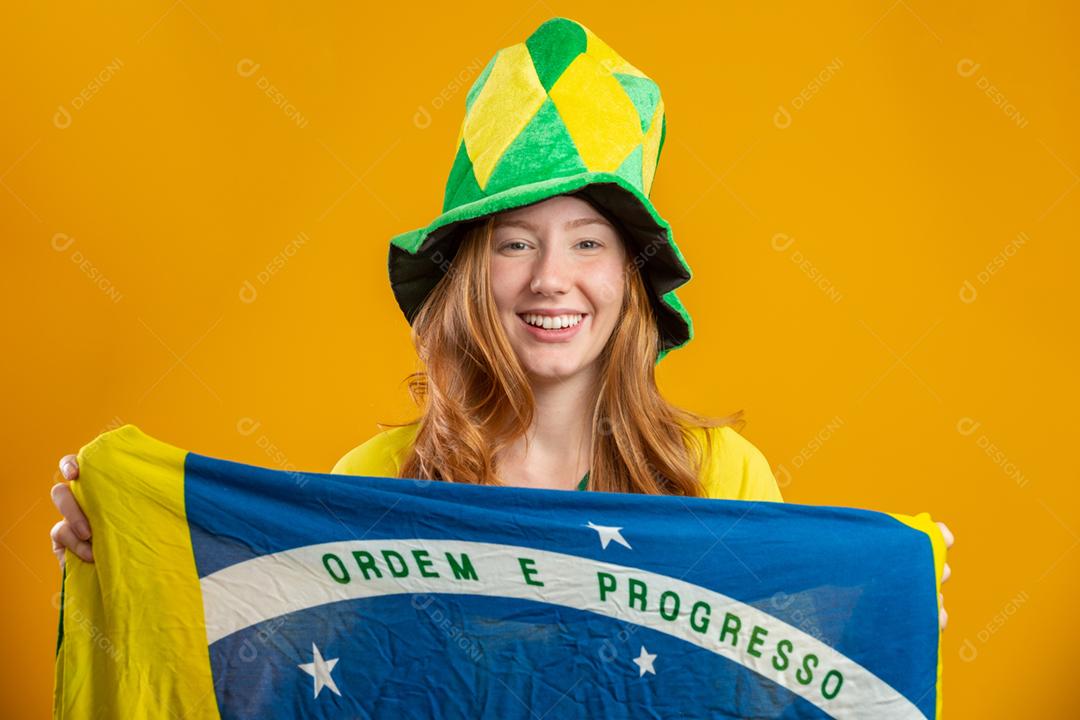 Torcedor do Brasil. Fã de mulher ruiva brasileira comemorando no futebol, partida de futebol