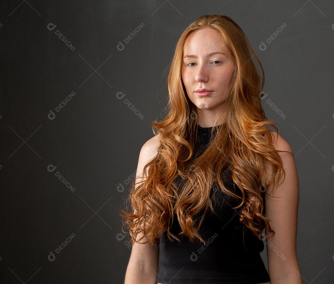 Retrato de linda menina ruiva alegre sorrindo