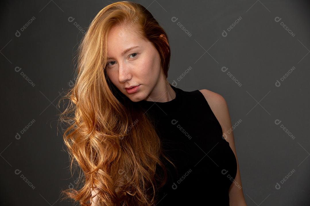 Retrato de linda menina ruiva alegre sorrindo