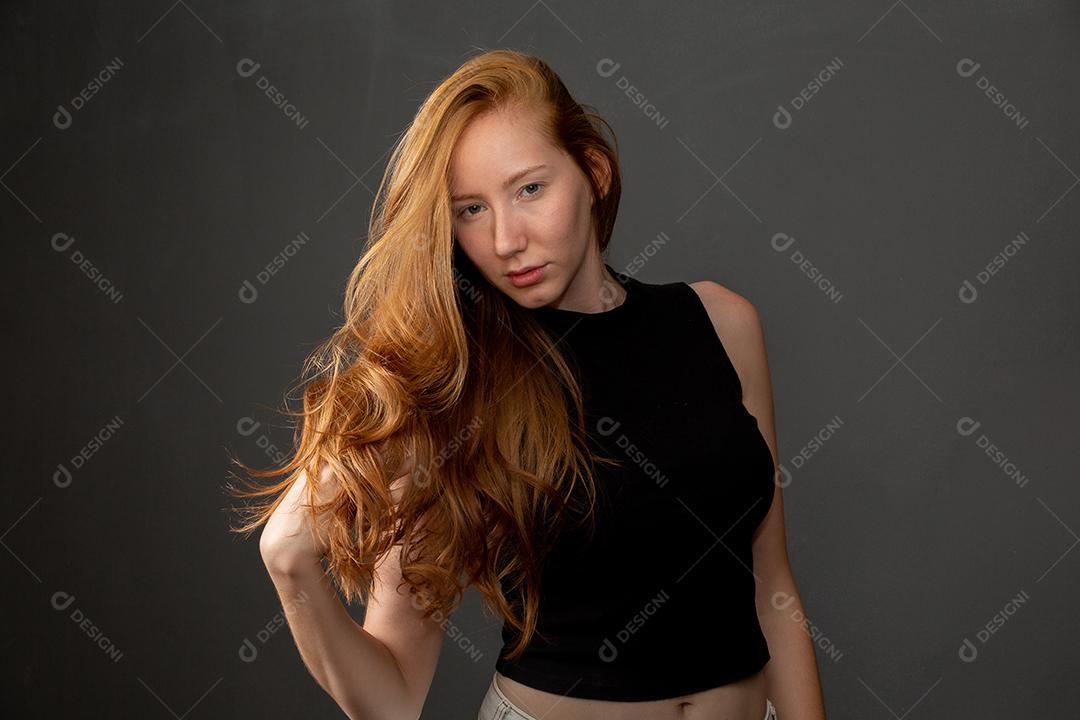 Retrato de linda menina ruiva alegre sorrindo