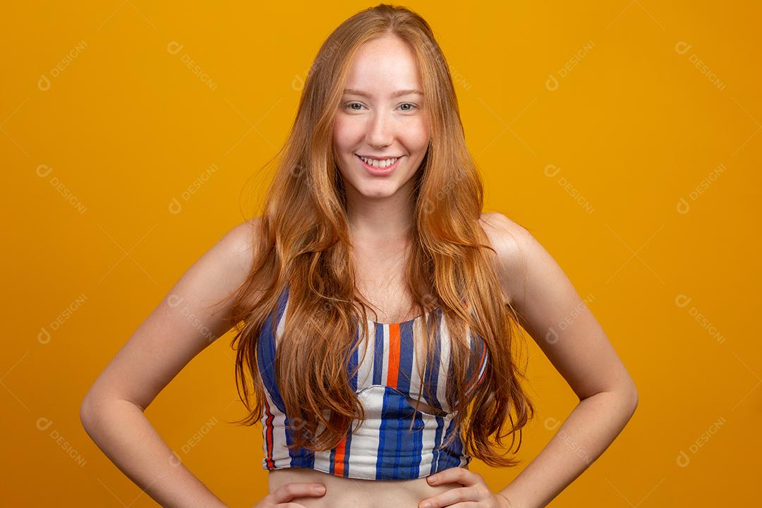 Retrato de linda menina ruiva alegre com cabelo voador