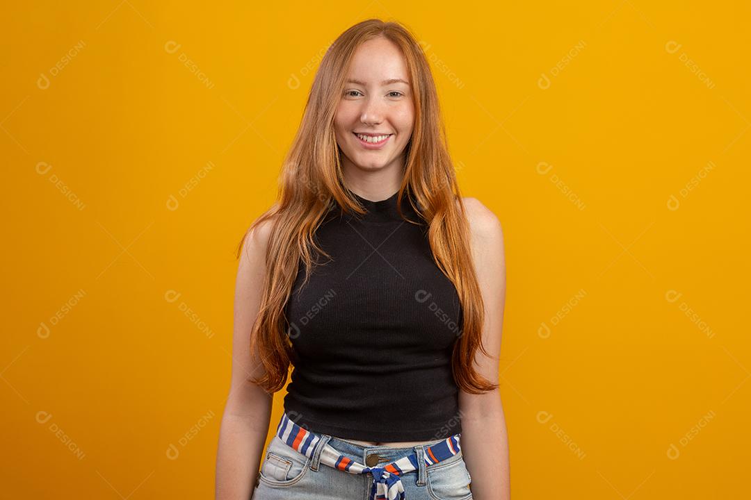 Retrato de linda menina ruiva alegre com cabelo voador