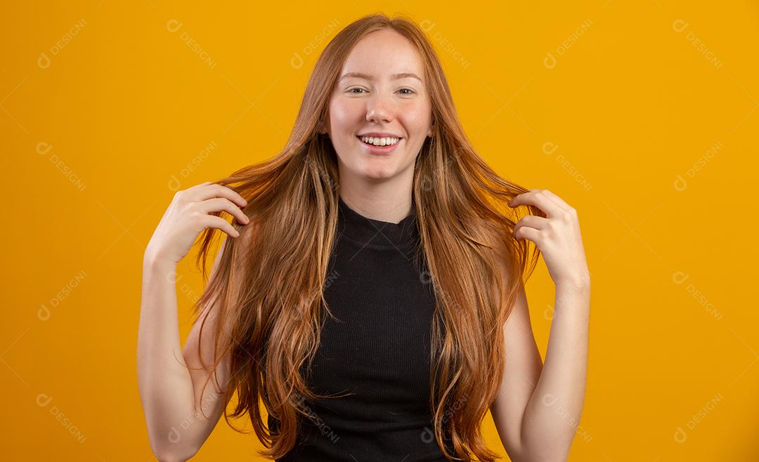 Retrato de linda menina ruiva alegre com cabelo voador