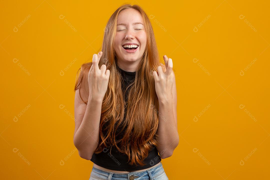 Eu tenho que ganhar. Alegre jovem ruiva fêmea aperta dentes, levantar