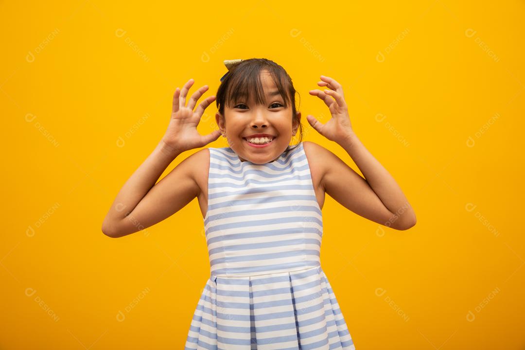 Menina asiática espantada com o que vê. Assustado por alguém, aborrecido, surpreendido por algo.