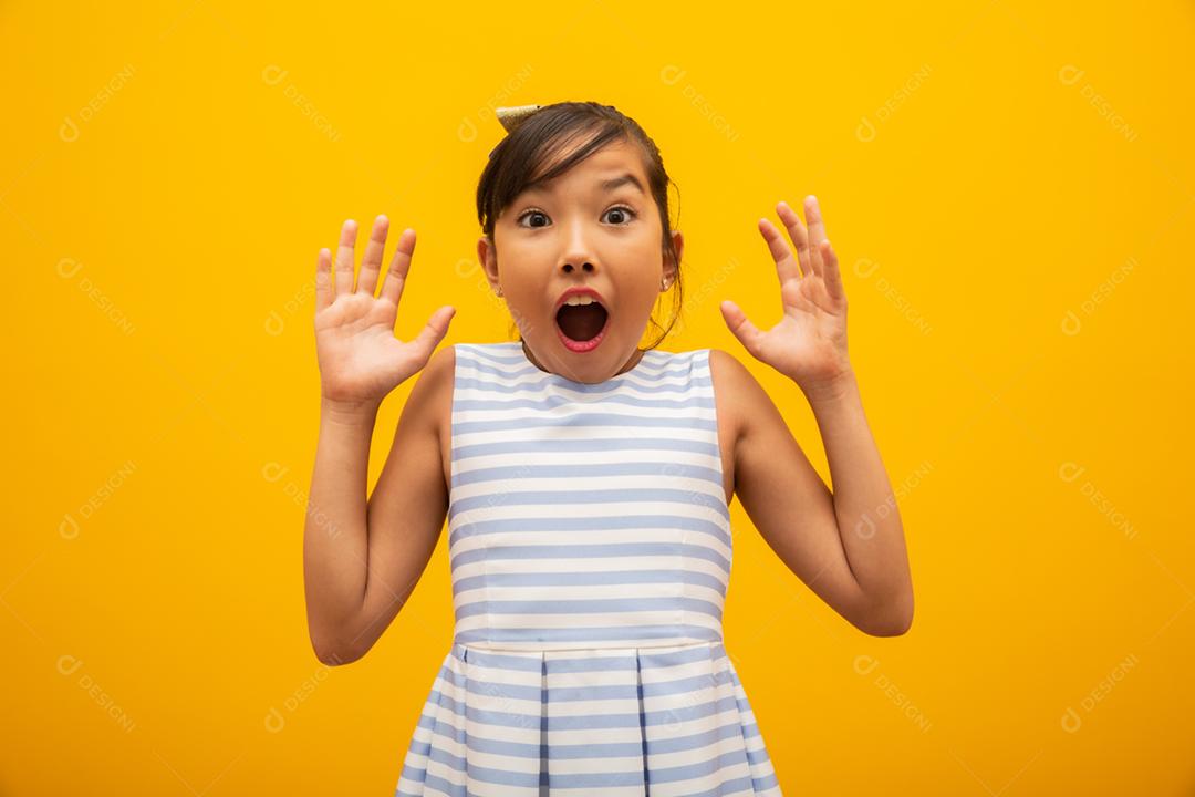 Menina asiática espantada com o que vê. Assustado por alguém, aborrecido, surpreendido por algo.