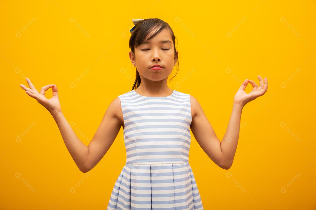 Crianças asiáticas fofas ou garotas em meditação com paz e relax.