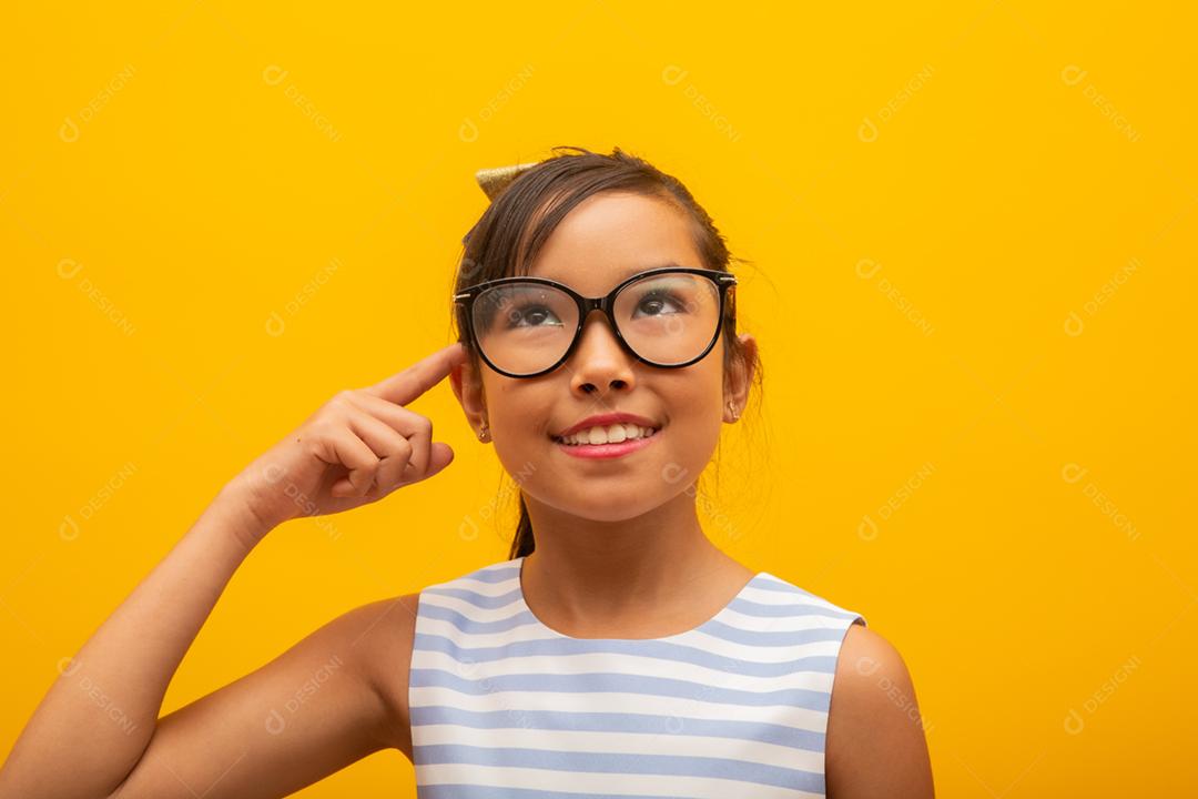 A criança asiática tem uma ideia. Criança japonesa apontando para a cabeça. Teve uma ótima ideia