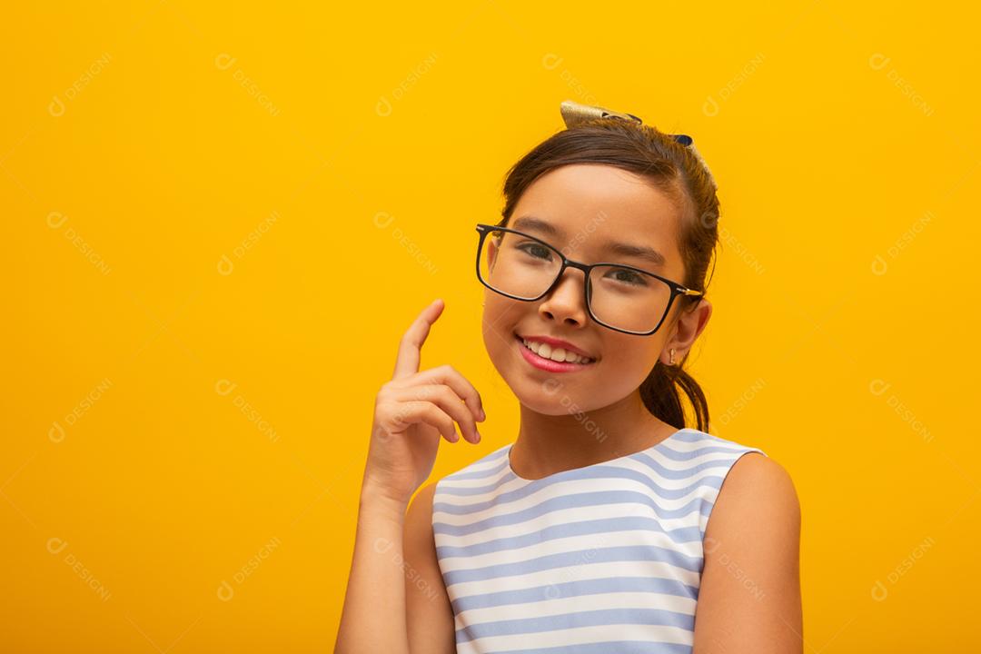 A criança asiática tem uma ideia. Criança japonesa apontando para a cabeça. Teve uma ótima ideia. Pensamento de criança japonesa.