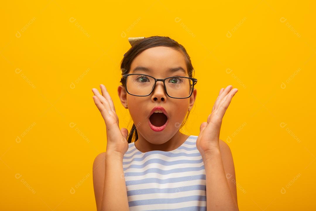 Menina asiática espantada com o que vê. Assustado por alguém, aborrecido, surpreendido por algo.