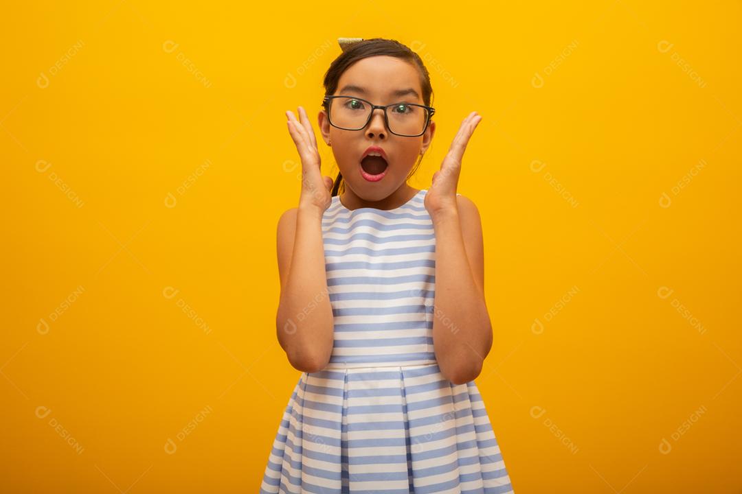Menina asiática espantada com o que vê. Assustado por alguém, aborrecido, surpreendido por algo