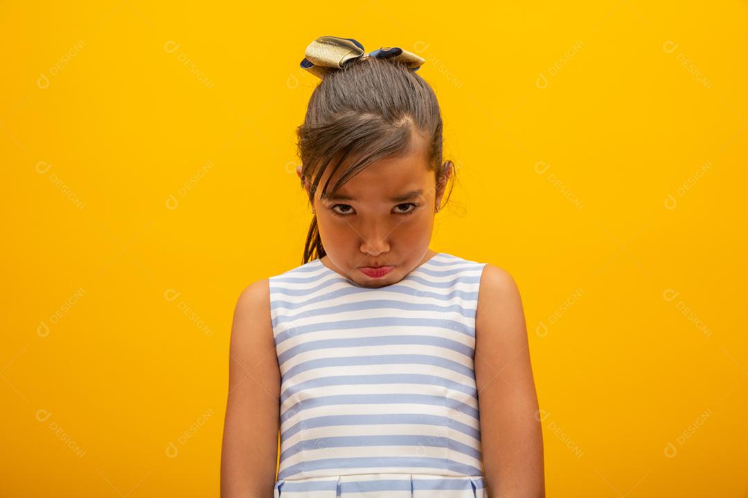 Menina asiática triste com alguém ou situação. Triste com alguma coisa. Más notícias.