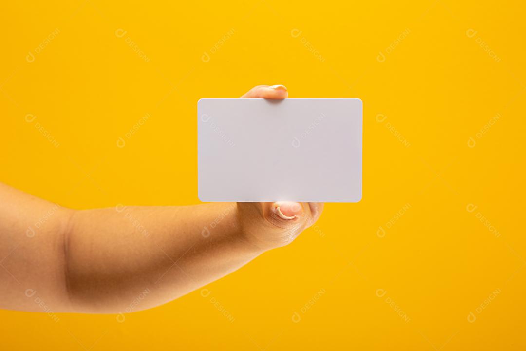 Mão segure a maquete de cartão branco em branco com cantos arredondados. Modelo de maquete de cartão