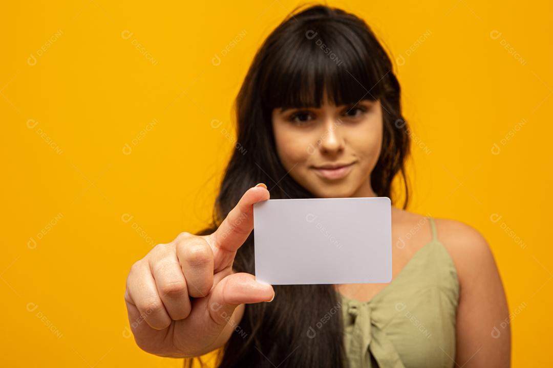 Mão de jovem segura maquete de cartão branco em branco com cantos arredondados. Modelo de maquete de cartão