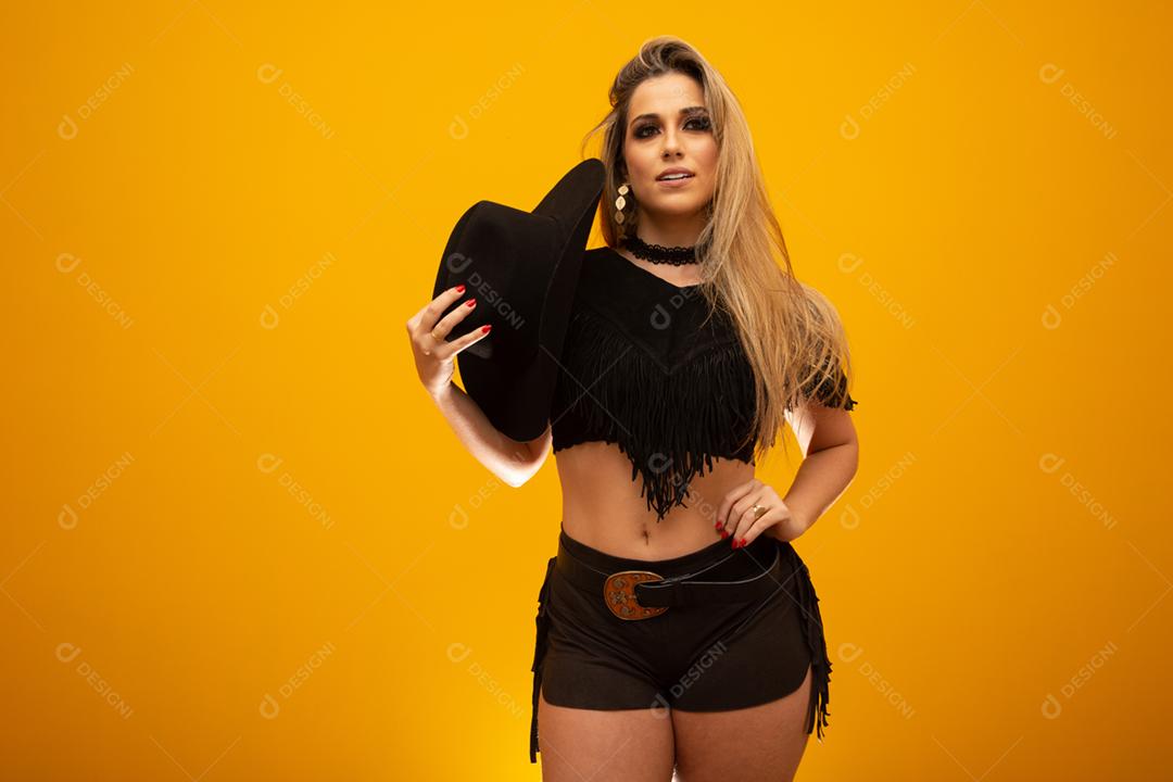 Vaqueira sexy feliz em fundo amarelo