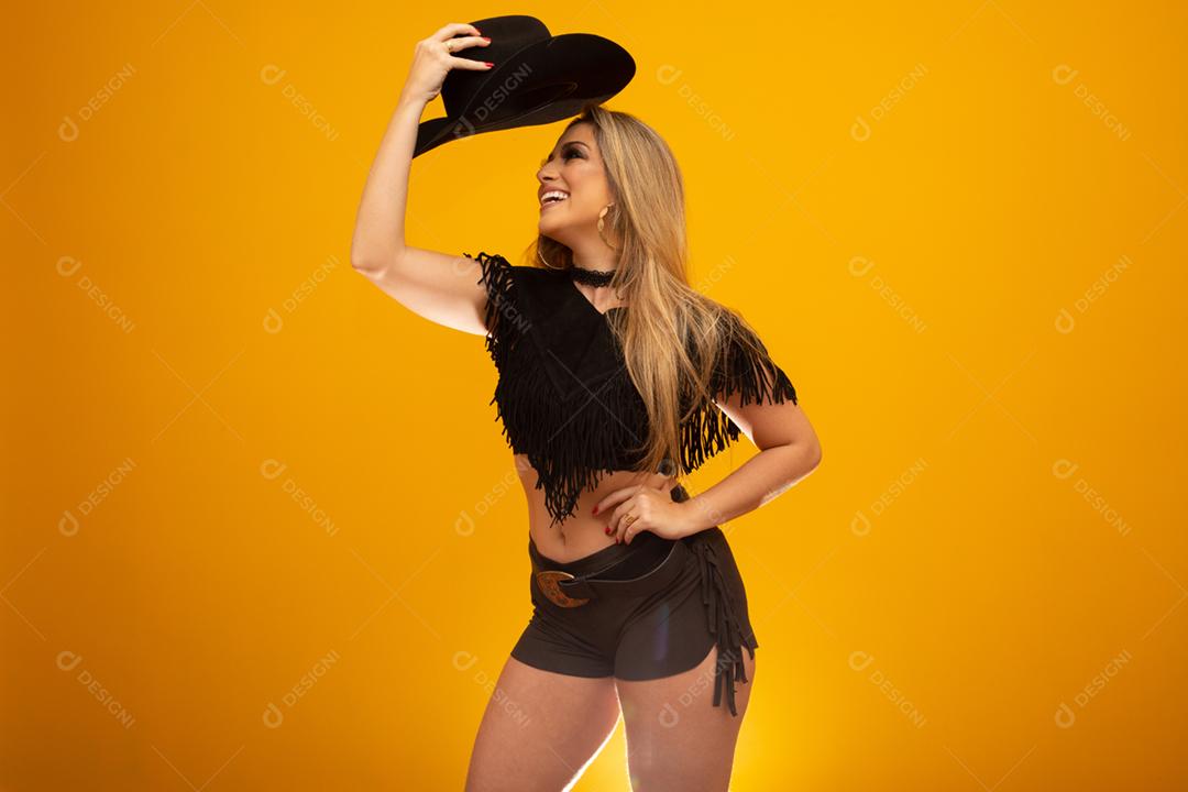 Vaqueira sexy feliz em fundo amarelo