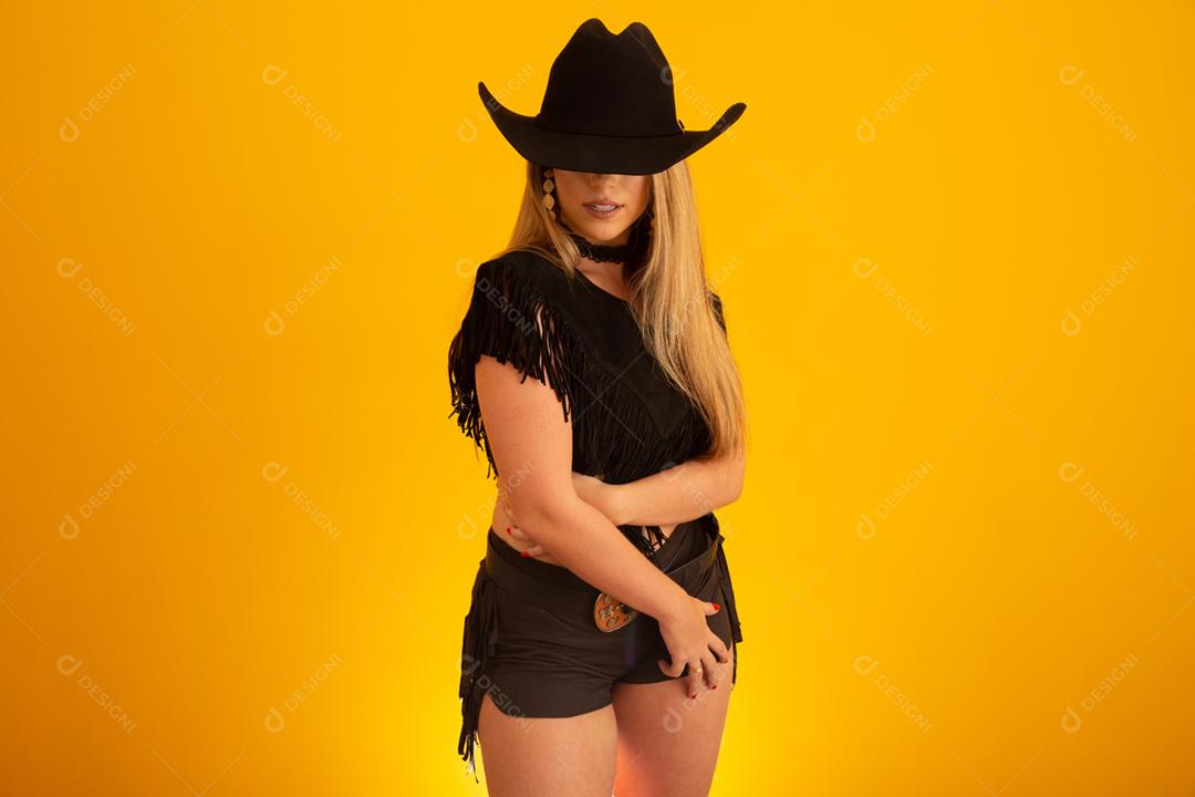 Linda mulher loira no tema da moda. Jovem mulher bonita vestindo moda t-shirt sobre fundo amarelo .