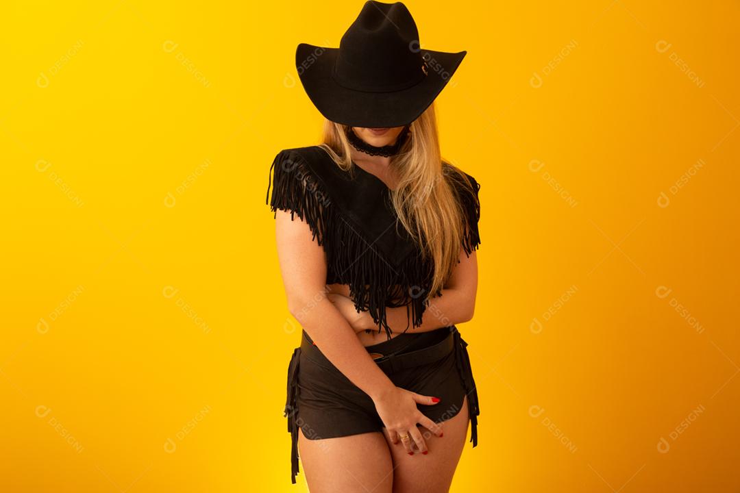 Vaqueira sexy feliz em fundo amarelo