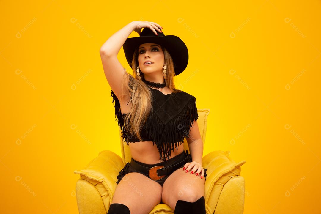 Vaqueira sexy feliz em fundo amarelo