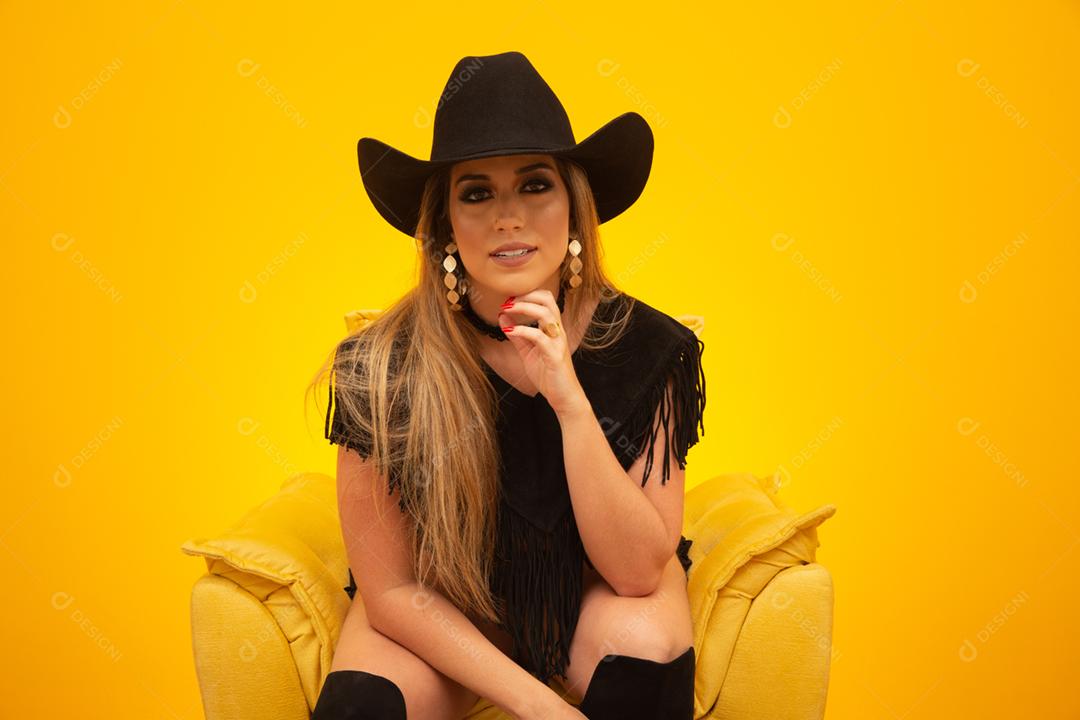 Vaqueira sexy feliz em fundo amarelo