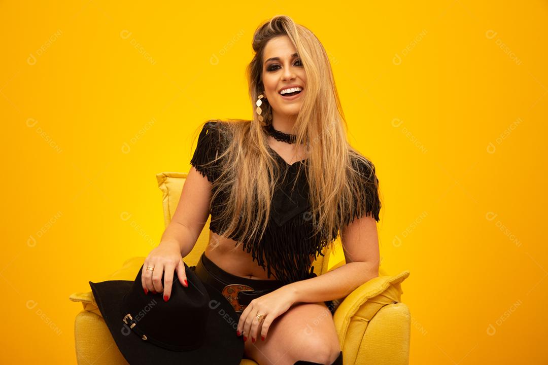 Vaqueira sexy feliz em fundo amarelo