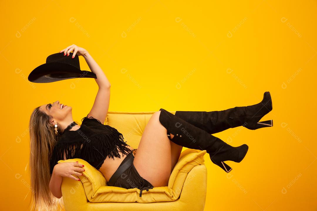 Vaqueira sexy feliz em fundo amarelo