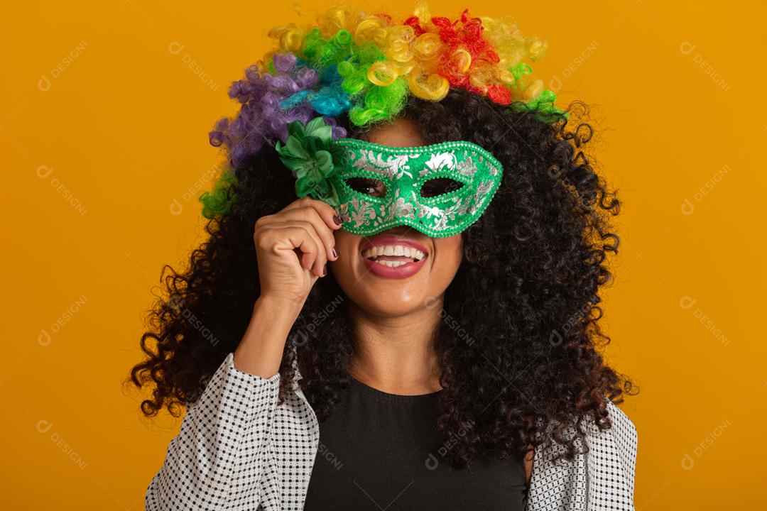 Mulher bonita vestida para a noite de carnaval. Mulher sorridente pronta para curtir o carnaval