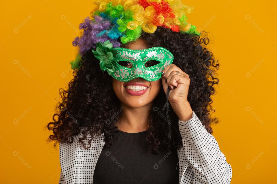 Mulher bonita vestida para a noite de carnaval. Mulher sorridente pronta para curtir o carnaval