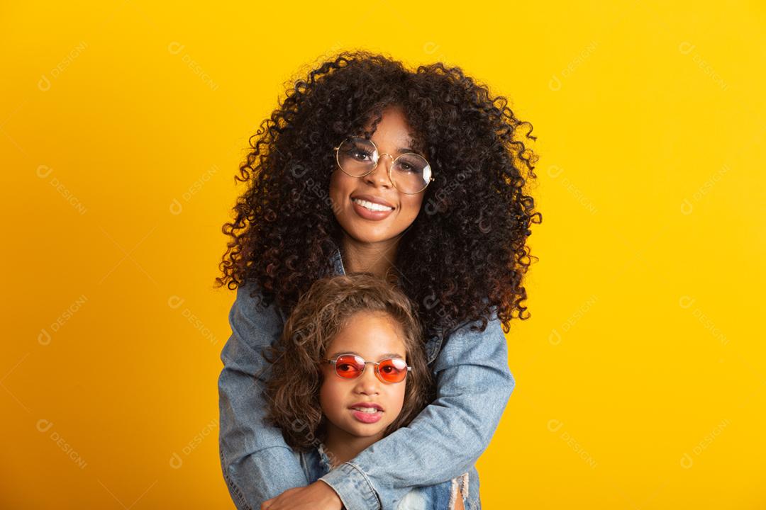Afro mãe e filha com seus óculos. Conceito de dia das mães