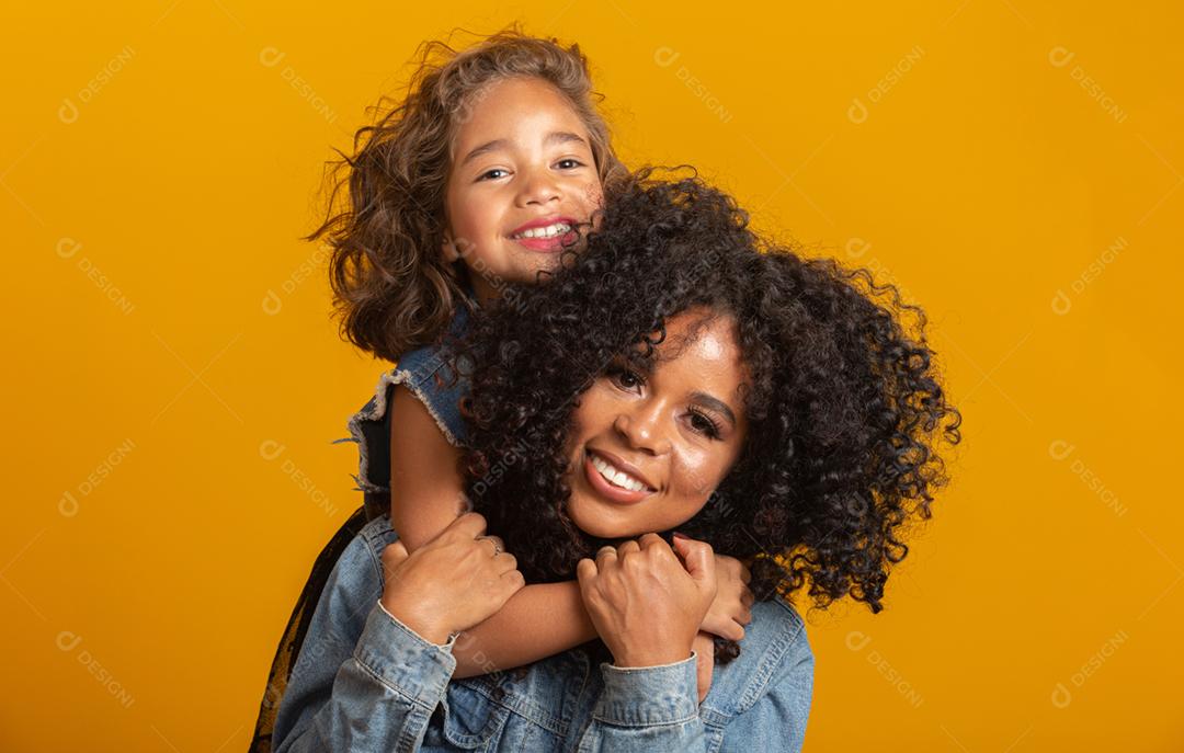 feliz Dia das Mães! Adorável doce jovem mãe afro-americana com filha bonitinha.