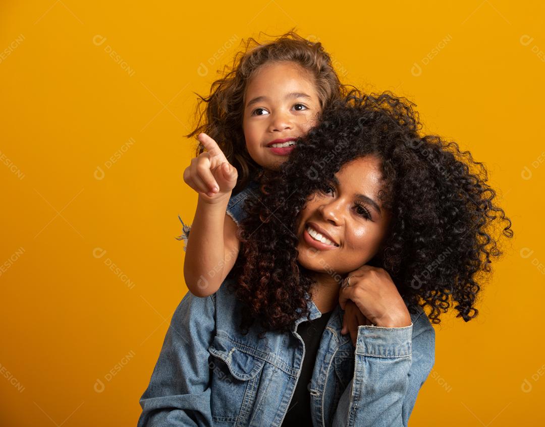 feliz Dia das Mães! Adorável doce jovem mãe afro-americana com filha bonitinha.