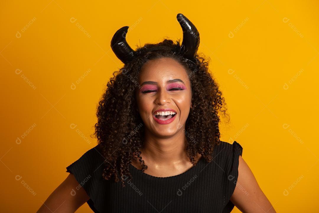 Carnaval brasileiro. Jovem mulher fantasiada curtindo a festa de carnaval.