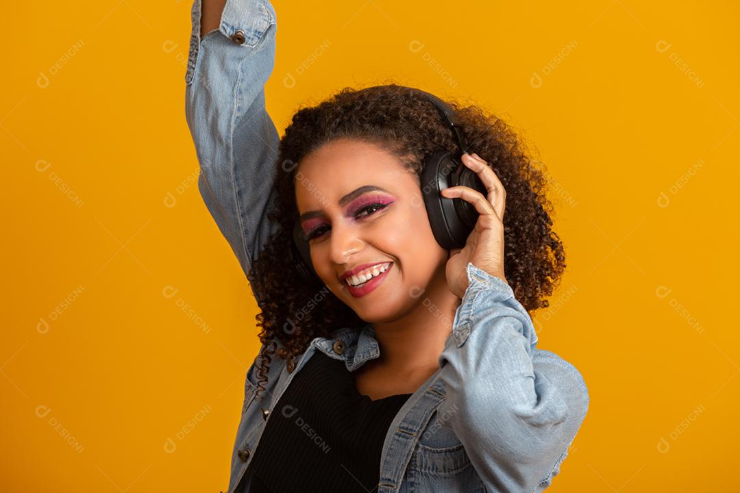 Pessoas, música, conceito de emoções. Fêmea despreocupada encantada com danças de penteado