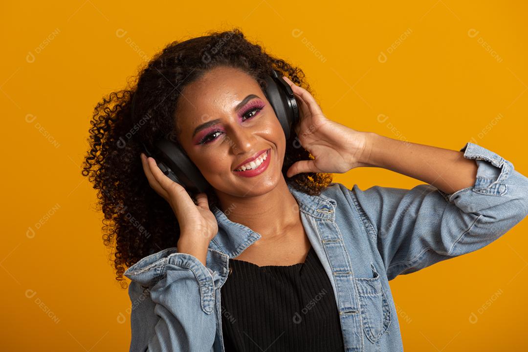 Pessoas, música, conceito de emoções. Fêmea despreocupada encantada com danças de penteado