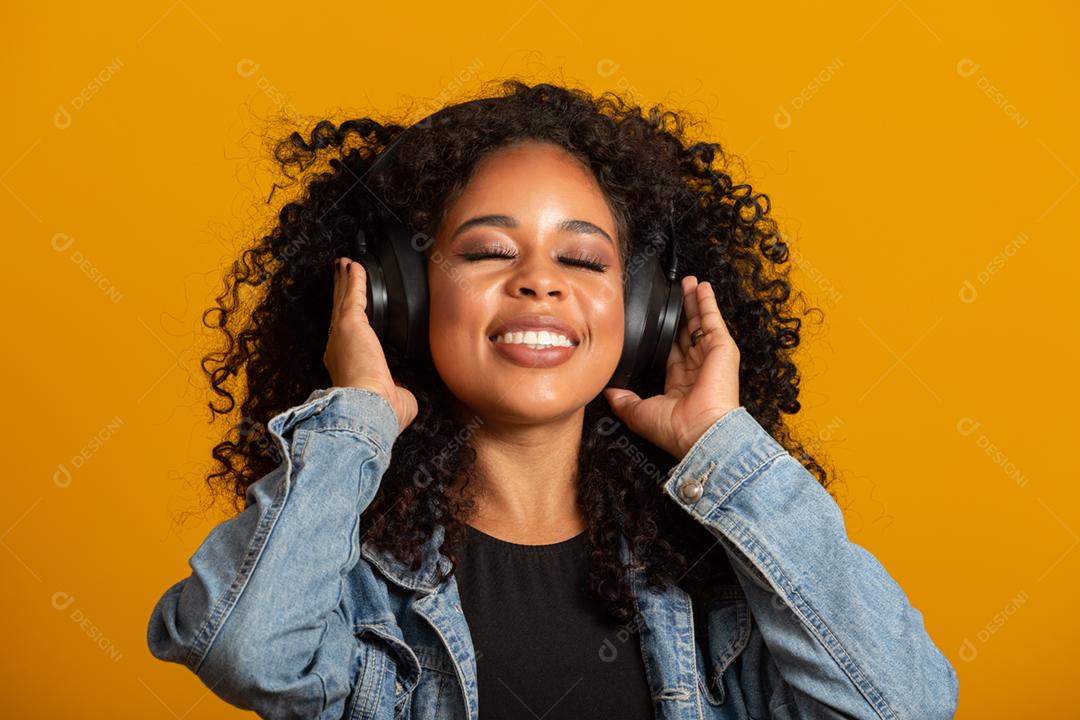 Pessoas, música, conceito de emoções. Fêmea despreocupada encantada com danças de penteado